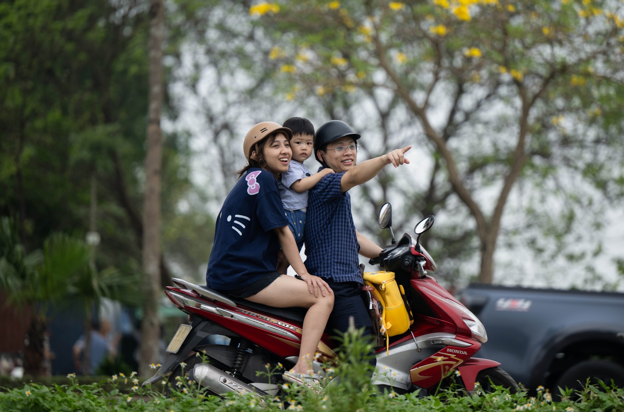 Một góc Hà Nội hóa “làng quê”, đông nghịt người thả diều mỗi chiều- Ảnh 3.