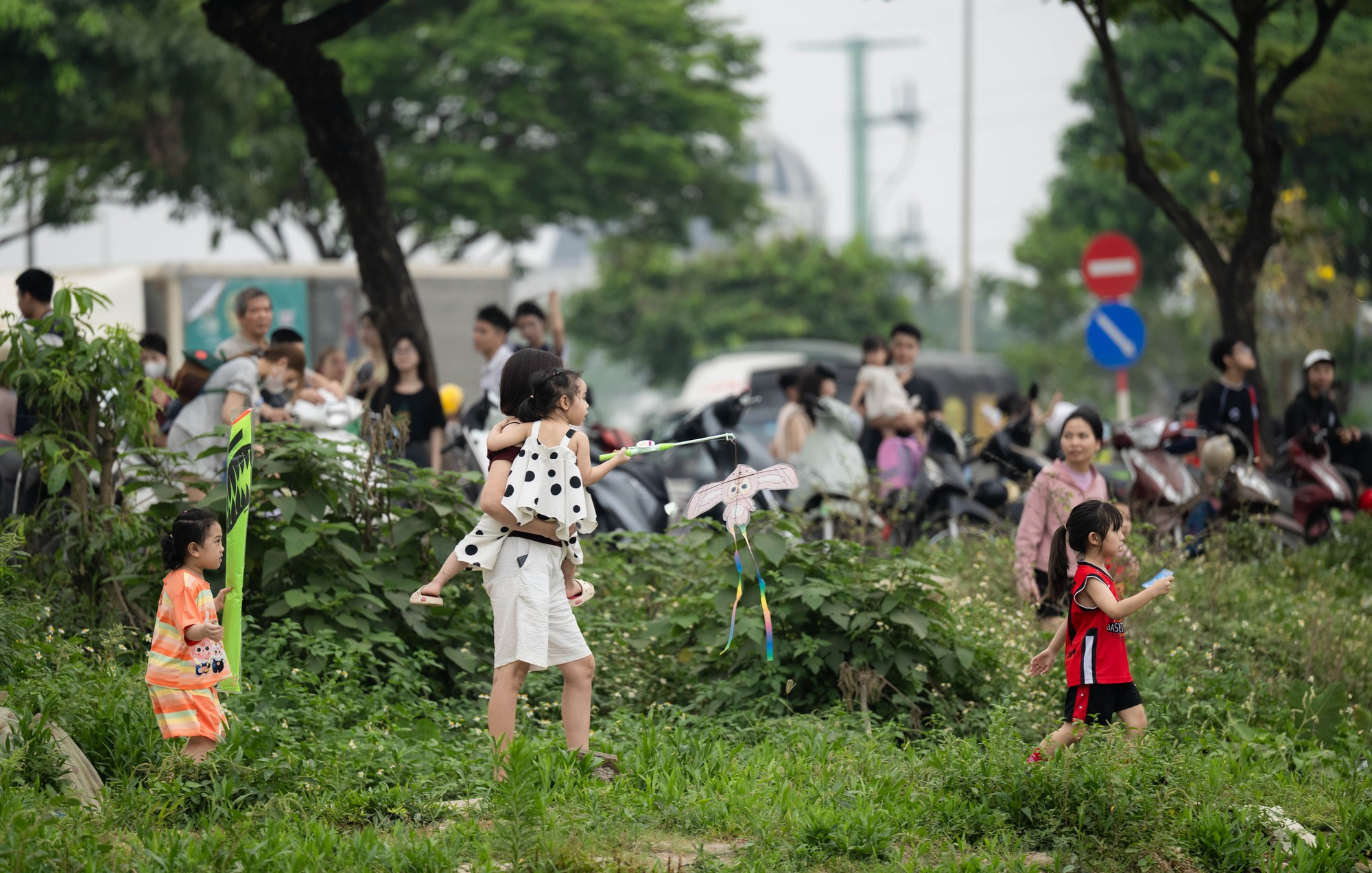 Một góc Hà Nội hóa “làng quê”, đông nghịt người thả diều mỗi chiều- Ảnh 4.