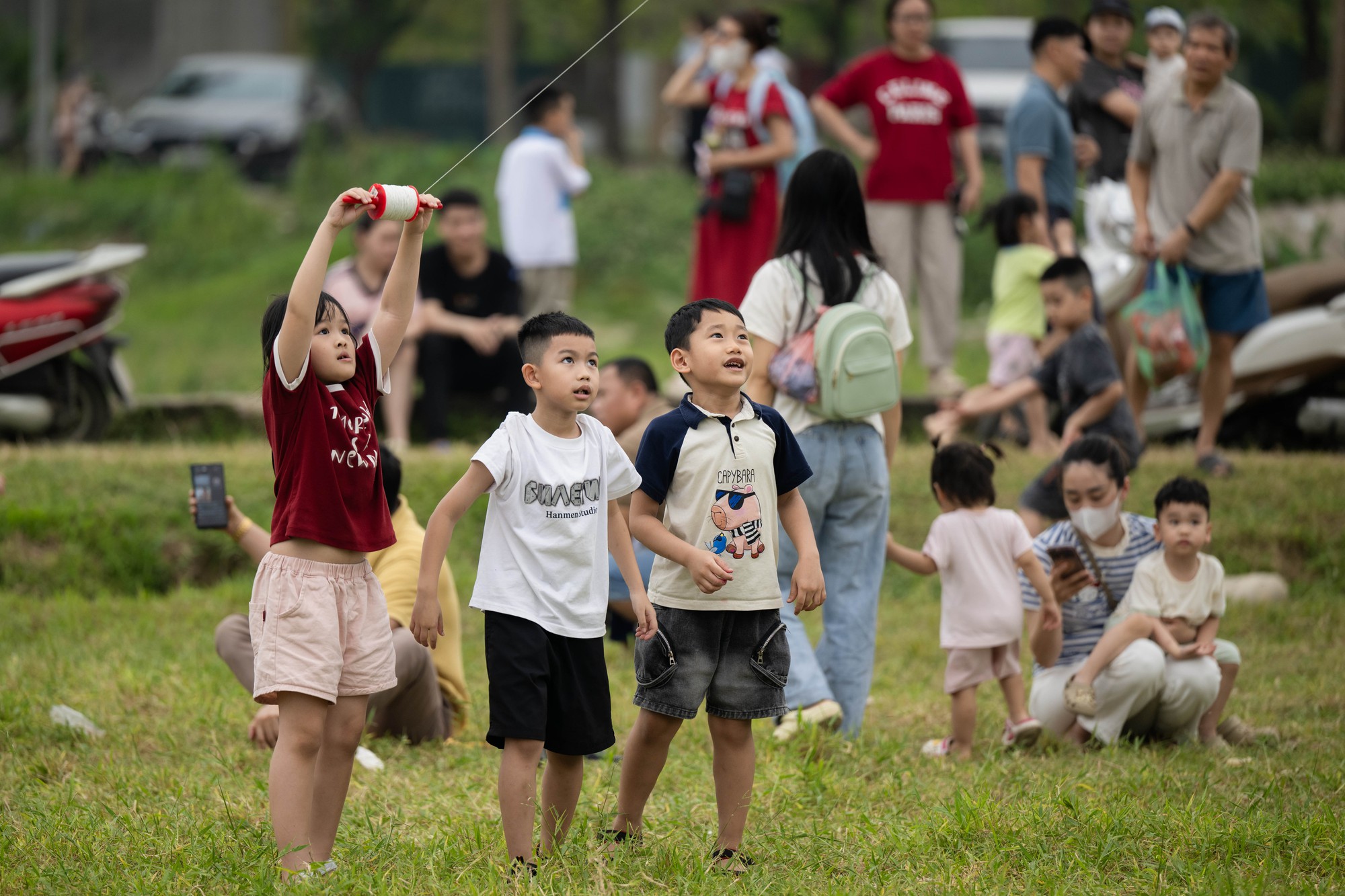 Một góc Hà Nội hóa “làng quê”, đông nghịt người thả diều mỗi chiều- Ảnh 7.