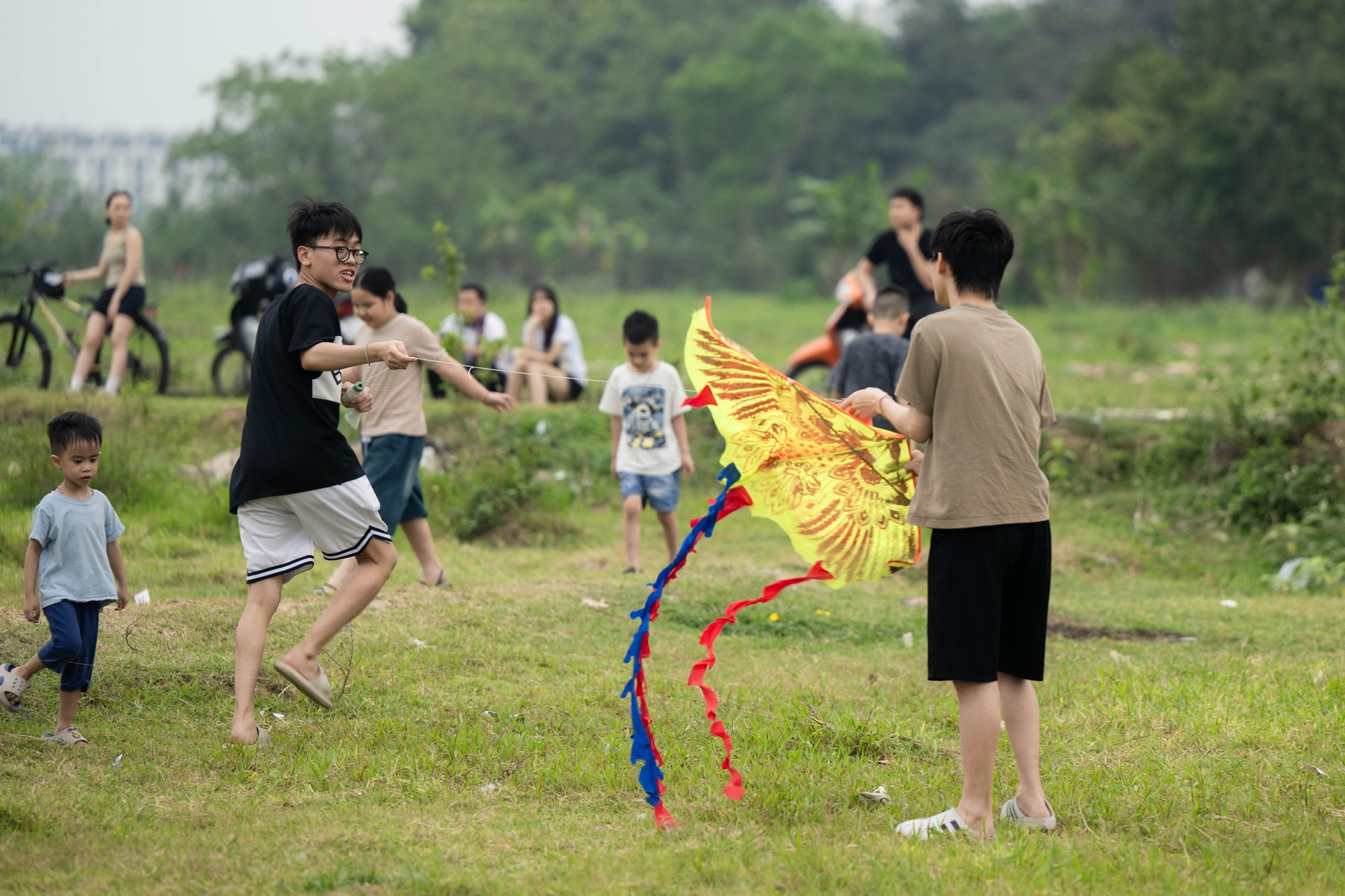 Một góc Hà Nội hóa “làng quê”, đông nghịt người thả diều mỗi chiều- Ảnh 9.