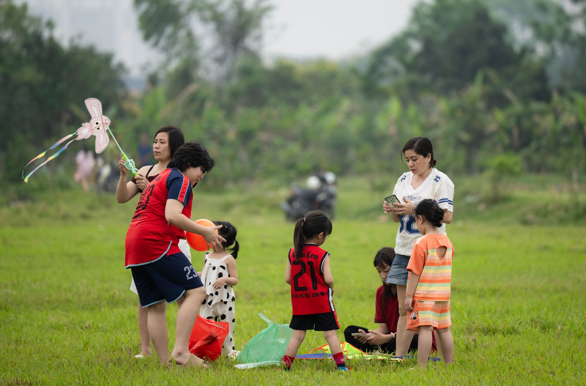 Một góc Hà Nội hóa “làng quê”, đông nghịt người thả diều mỗi chiều- Ảnh 8.