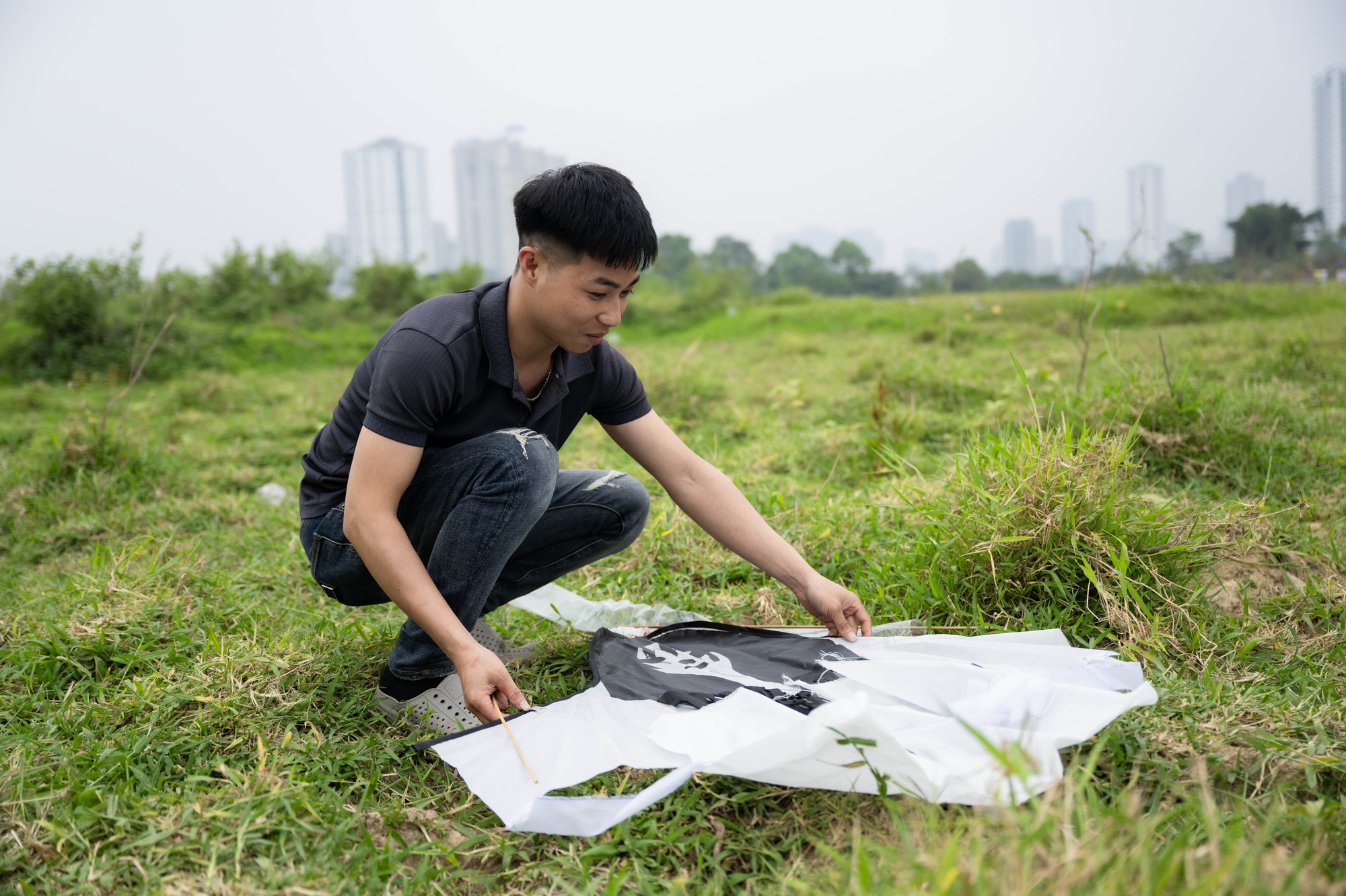 Một góc Hà Nội hóa “làng quê”, đông nghịt người thả diều mỗi chiều- Ảnh 16.
