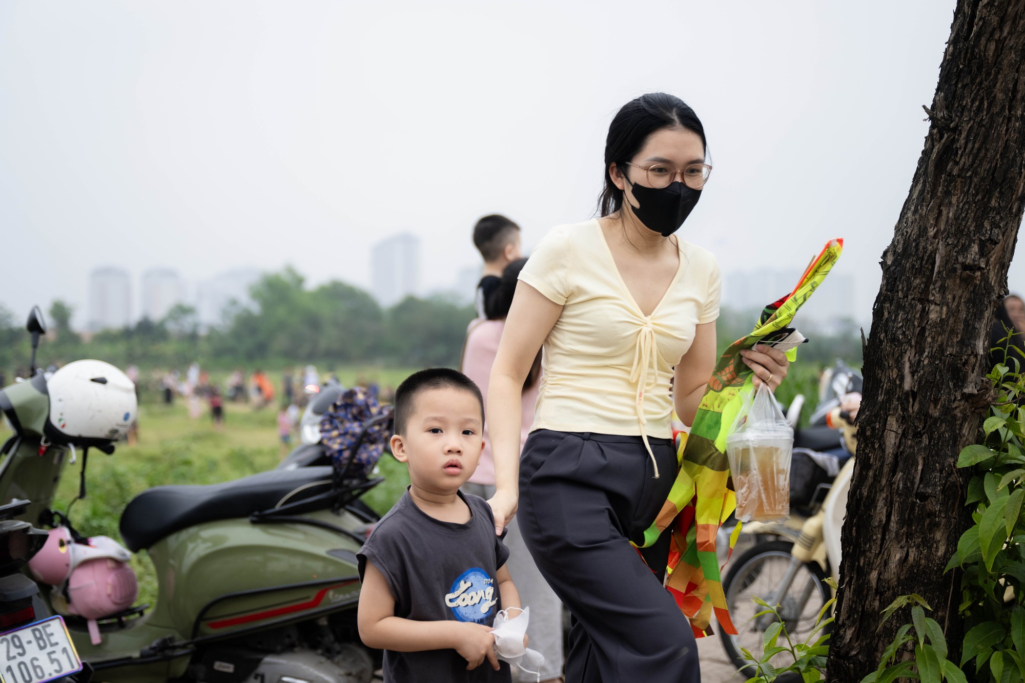 Một góc Hà Nội hóa “làng quê”, đông nghịt người thả diều mỗi chiều- Ảnh 18.
