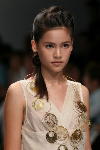 Cô gái đi dạo bất ngờ thành siêu sao được 200 brand săn lùng, tuổi 33 lấy chồng đẹp trai hàng top thế giới- Ảnh 6.