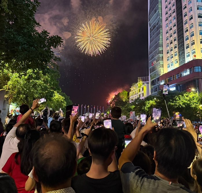 Doanh nghiệp nào tham gia tài trợ bắn pháo hoa dịp 30-4 tại TPHCM? - Ảnh 1.