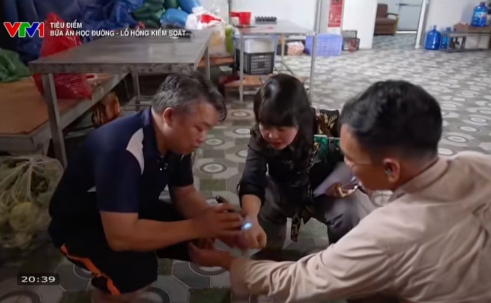 Ông chủ cơ sở thực phẩm hồn nhiên lấy "đèn thần" soi độ sạch bẩn của cả thịt bò và... cánh tay phóng viên: Vô lý đến bật cười!- Ảnh 1.