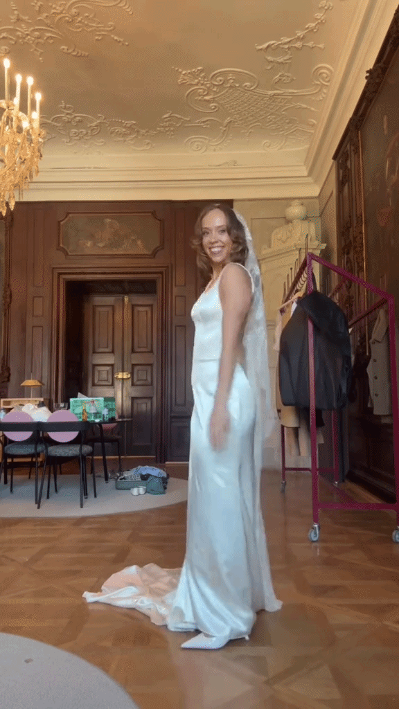 Mê mẩn tay nghề của “pháp sư Hội An”, khách Tây may luôn váy cưới cho uy tín- Ảnh 2.