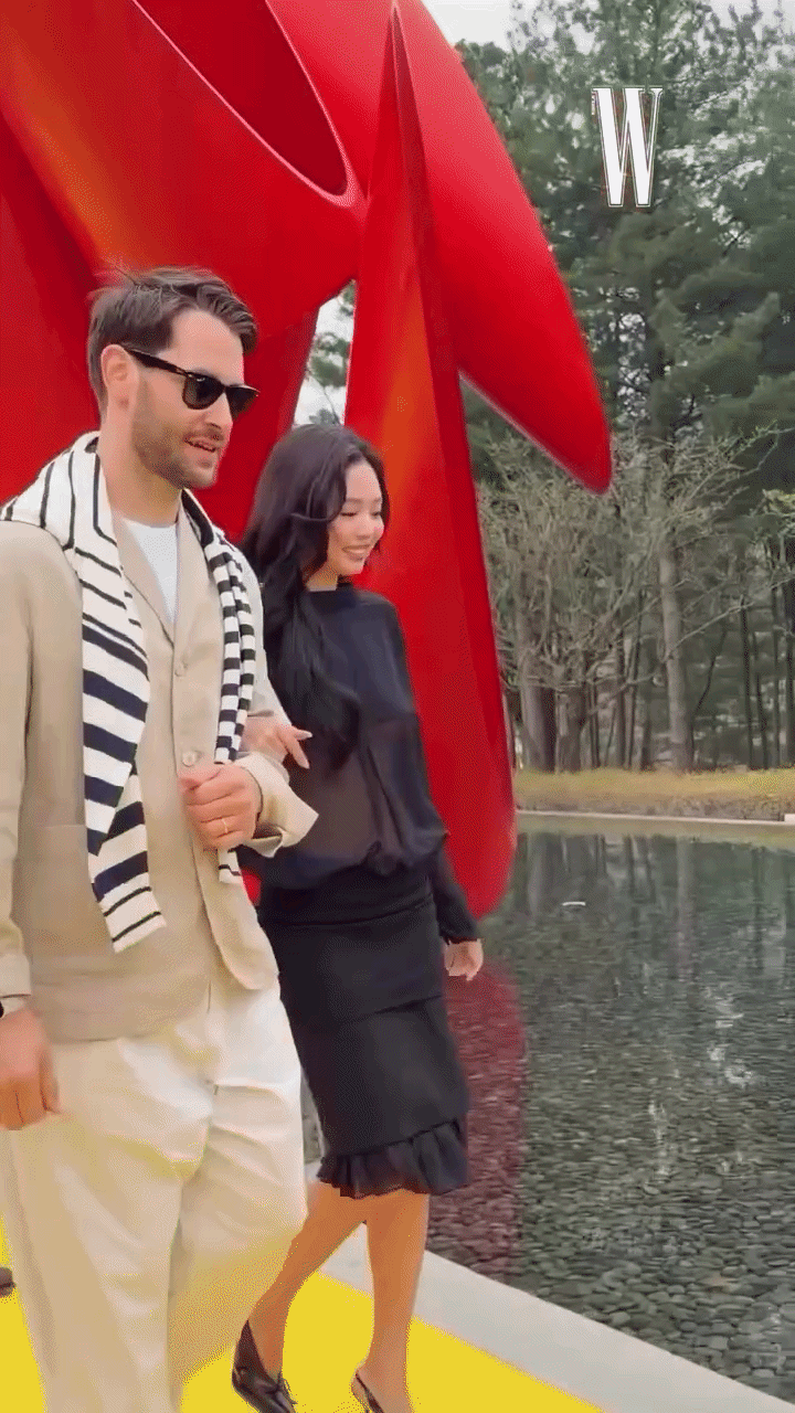 Jennie khoe chân ngực tinh tế, được người đàn ông quyền lực hộ tống tại event Jacquemus- Ảnh 4.