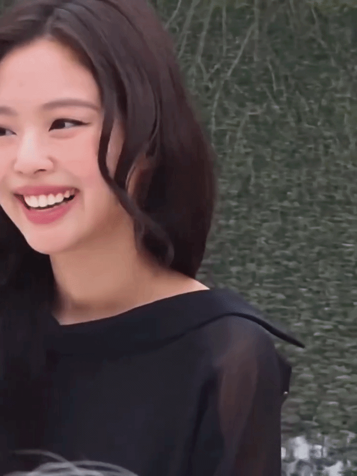 Jennie khoe chân ngực tinh tế, được người đàn ông quyền lực hộ tống tại event Jacquemus- Ảnh 5.