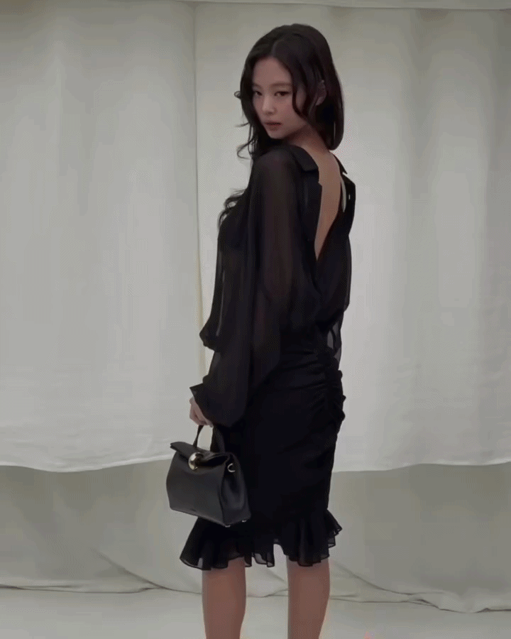 Jennie khoe chân ngực tinh tế, được người đàn ông quyền lực hộ tống tại event Jacquemus- Ảnh 3.