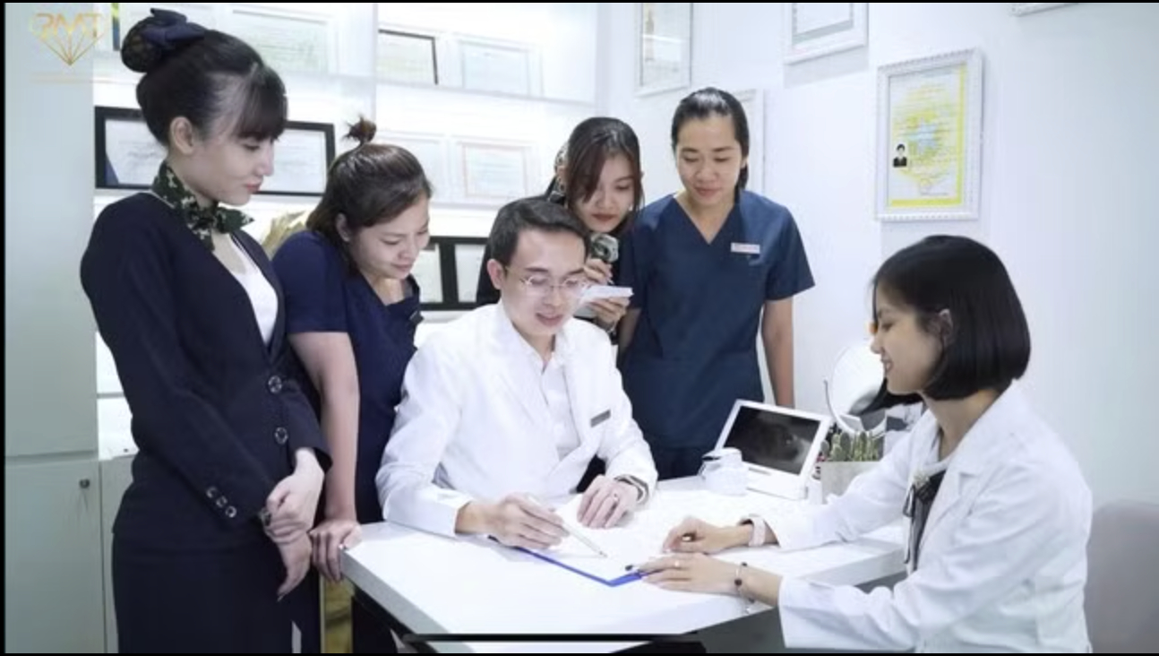 Bác sĩ thẩm mỹ tố ca sĩ Trung Quân "tác động vật lý" vợ mình là ai?- Ảnh 3.