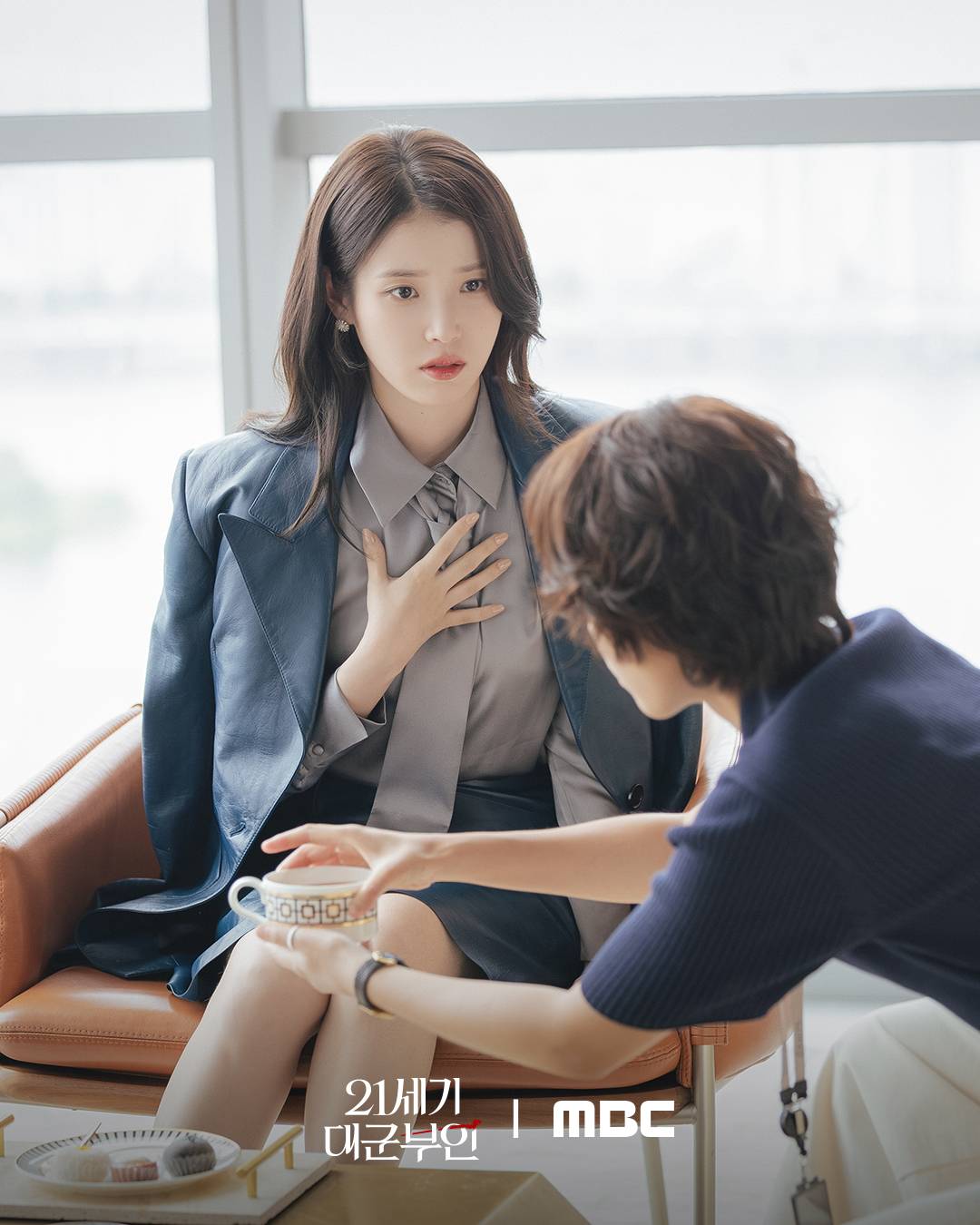 Perfect Crown: Motif cũ nhưng vẫn bánh cuốn, IU chứng minh đẳng cấp vai gì cũng cân đẹp- Ảnh 5.