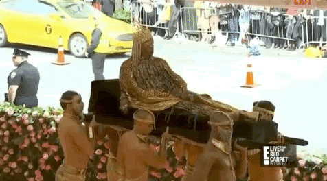 Chưa có mùa Met Gala nào mà ai cũng "mặc hề" đến vậy, 7 năm trôi qua nhưng dân tình vẫn chế meme một người- Ảnh 4.