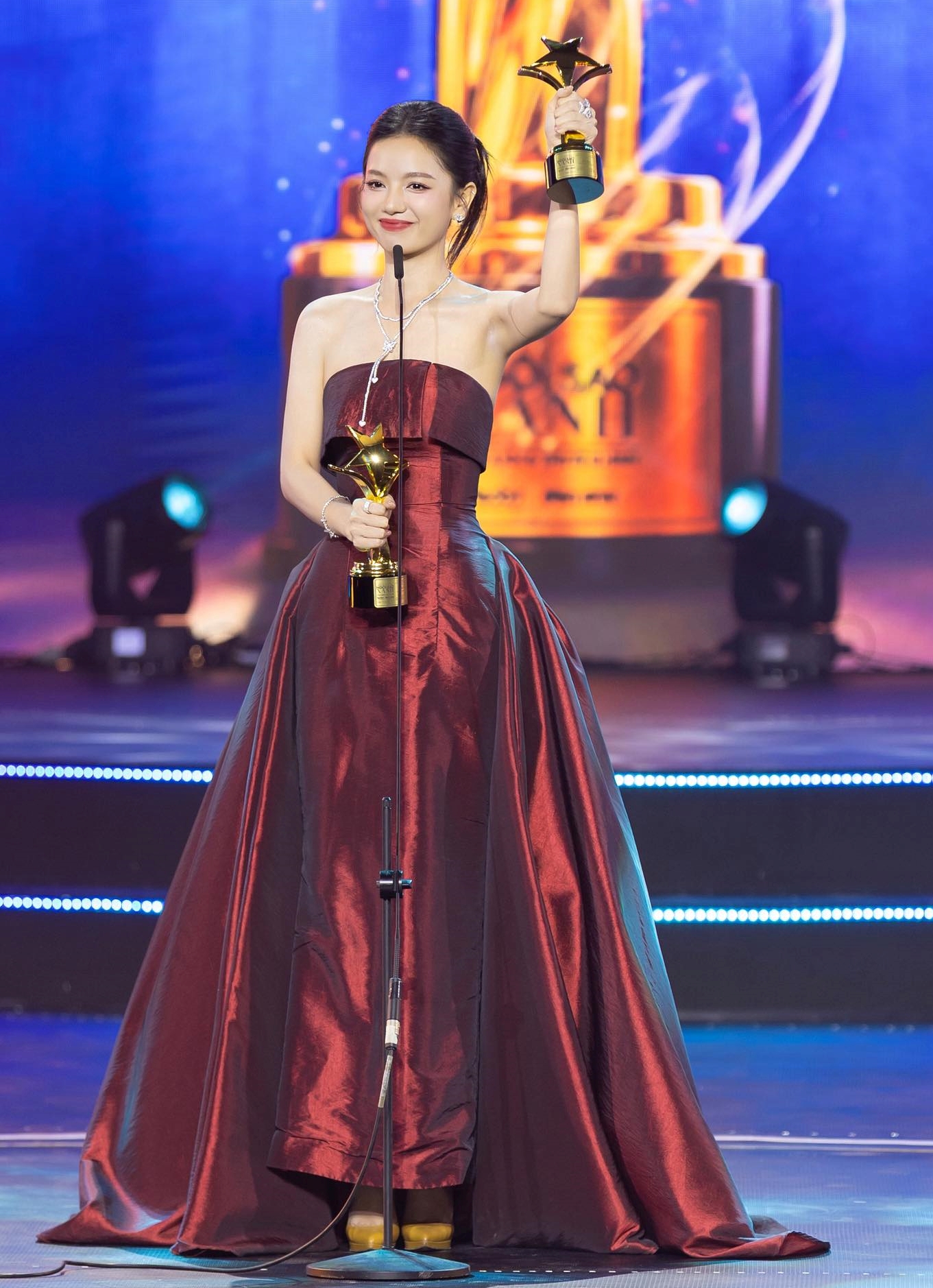 Ngọc nữ mới của Vbiz đi họp báo thôi mà, có cần đẹp vậy không: Visual đỉnh bá cháy, mê hơn cả điếu đổ- Ảnh 6.