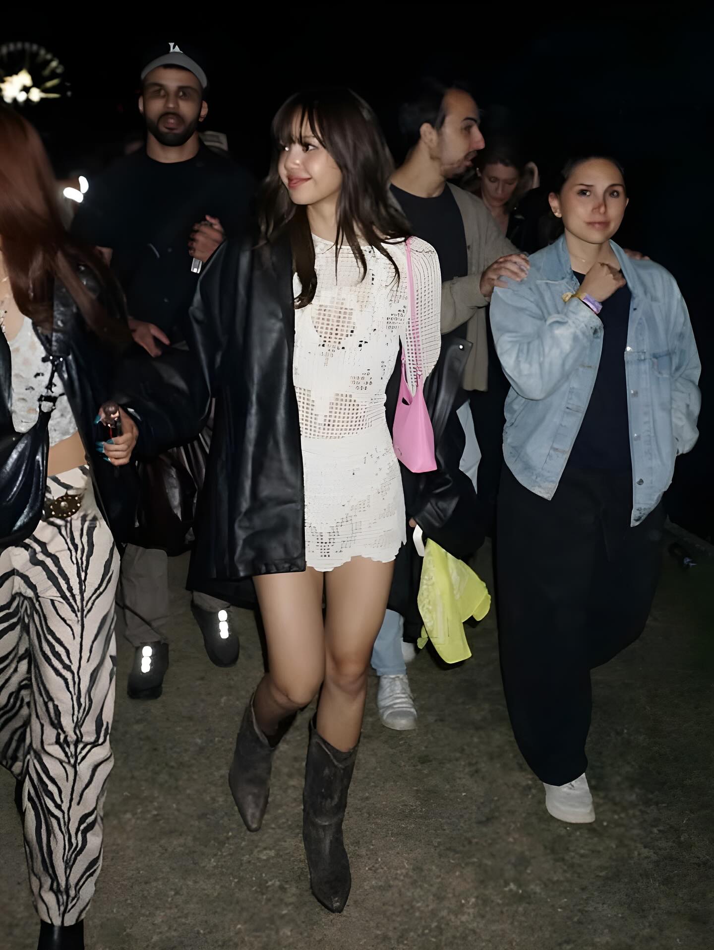 Coachella 2026: Bộ 3 BLACKPINK “ngoan xinh… nhạt”, không ai nổi hơn Kylie Jenner vì chiếc áo in mặt một người- Ảnh 14.