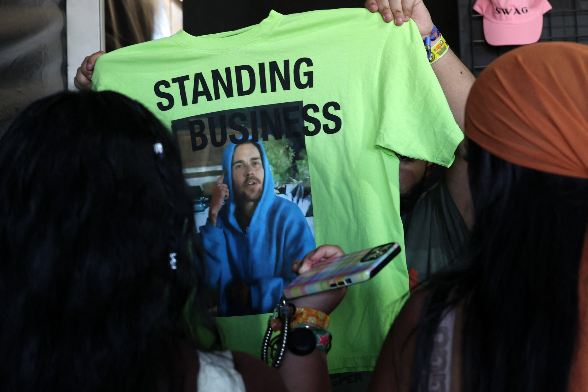 Hơn 50 nghìn người thả tim cho cô gái lạ đứng giữa Coachella tự xưng là "bà Bieber"- Ảnh 7.