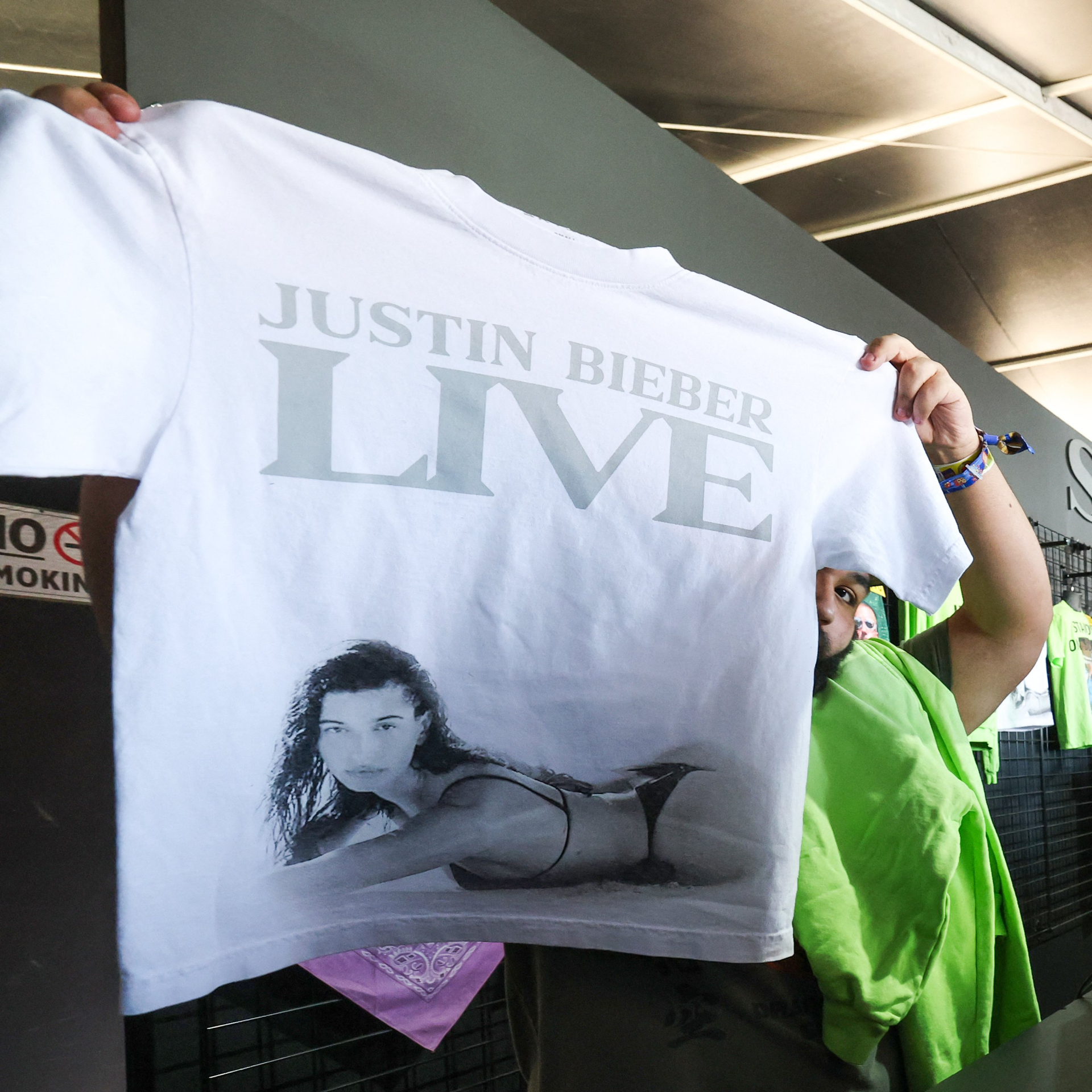 Hơn 50 nghìn người thả tim cho cô gái lạ đứng giữa Coachella tự xưng là "bà Bieber"- Ảnh 8.