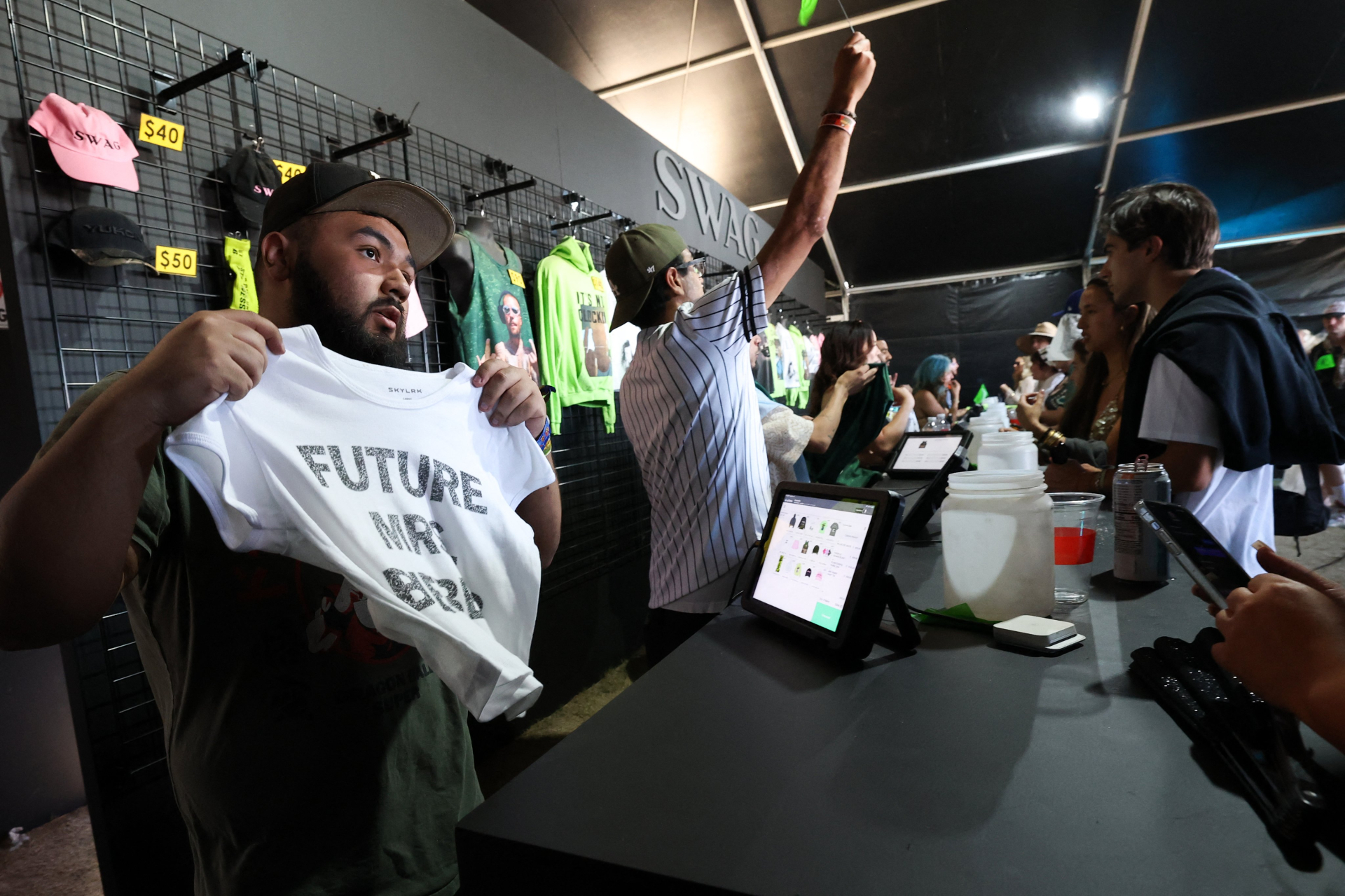 Hơn 50 nghìn người thả tim cho cô gái lạ đứng giữa Coachella tự xưng là "bà Bieber"- Ảnh 6.