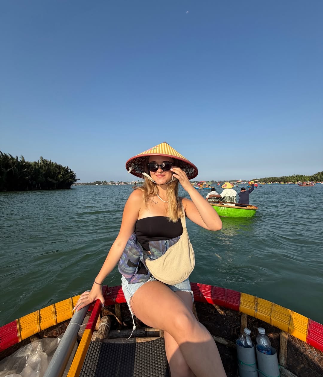 Khách Tây xếp hàng trải nghiệm "miền Tây giữa lòng phố cổ": Bộ môn thuyền thúng hot nhất hè này- Ảnh 4.