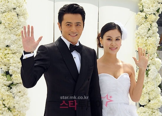 1 sao nam bị lộ 700 tin nhắn thác loạn rúng động showbiz, vợ mỹ nhân vội đưa con chạy sang Mỹ 