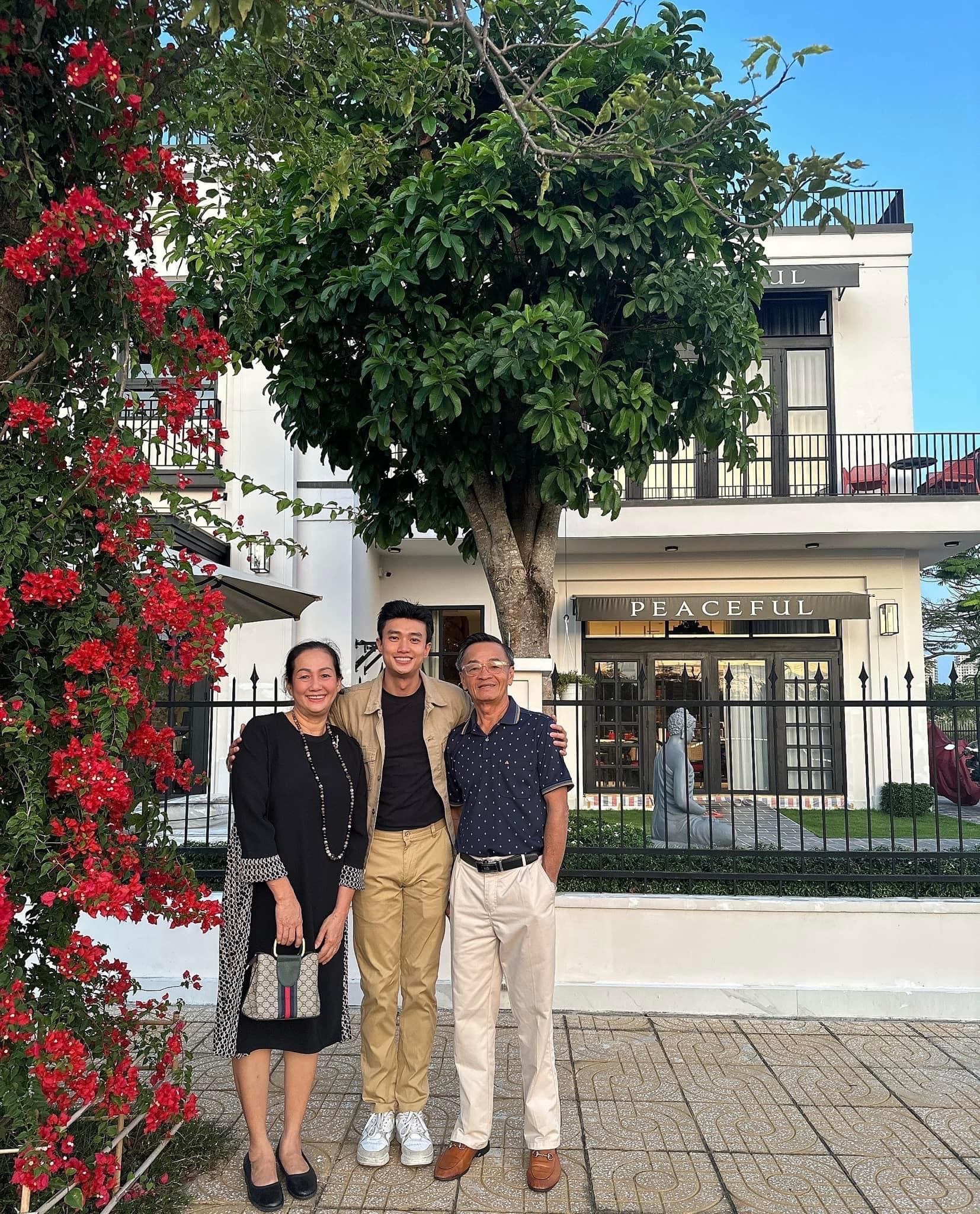 Trai nghèo miền Tây nay là ngôi sao showbiz: Sở hữu biệt thự 40 tỷ xa hoa, còn tậu cả cơ ngơi 25 tỷ tặng bố mẹ- Ảnh 2.