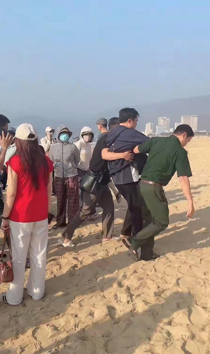 Cha ôm chặt ba lô con bật khóc, thầy cô - bạn bè cầu mong phép màu cho nam sinh trường chuyên mất tích vì sóng cuốn: “Về thôi em!”- Ảnh 1.