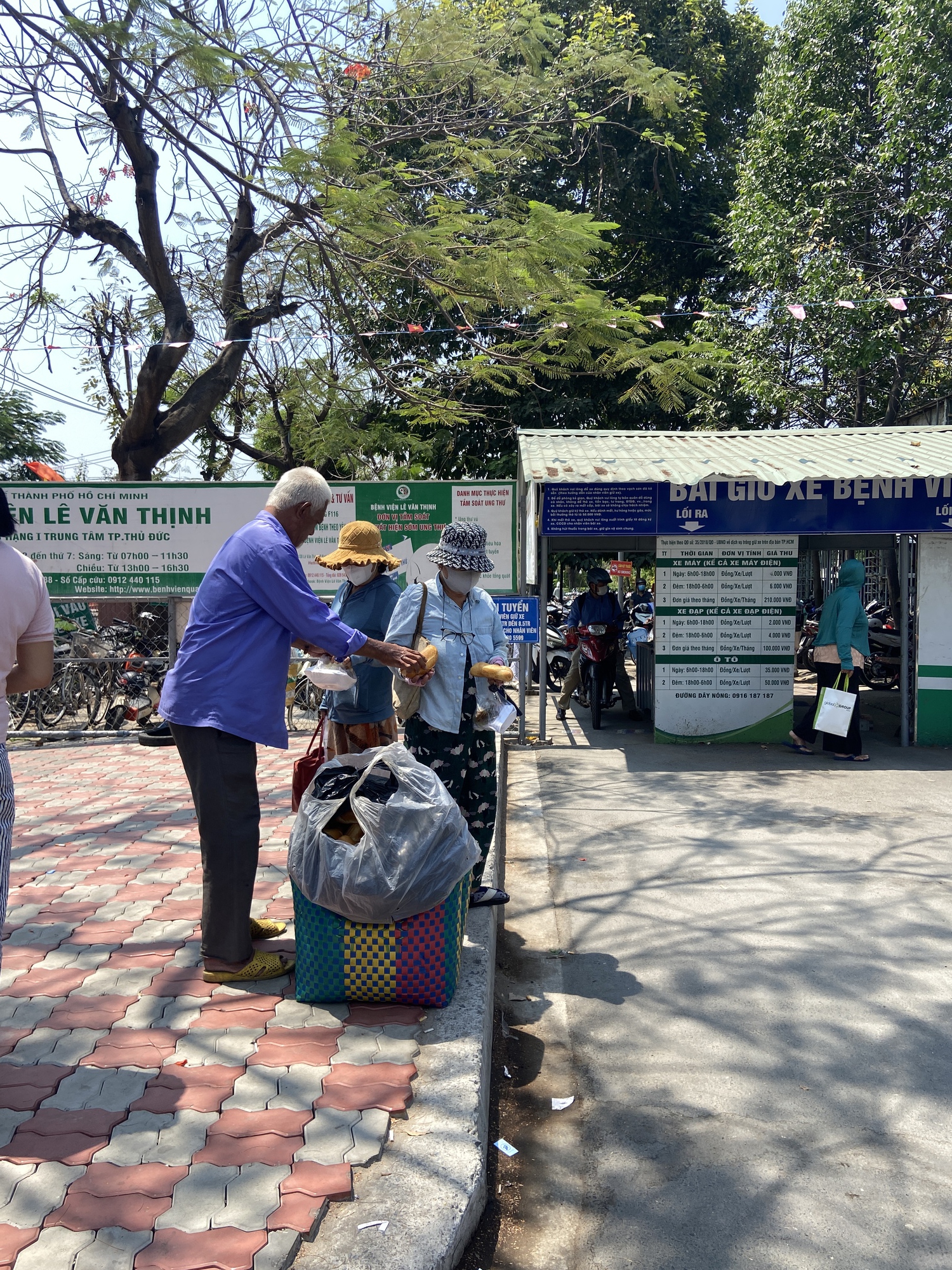 Một ngày theo chân người đàn ông bán vé số vẫn đi phát cơm cho bệnh nhân nghèo: “Thấy mình, cô bác mừng lắm…”- Ảnh 4.