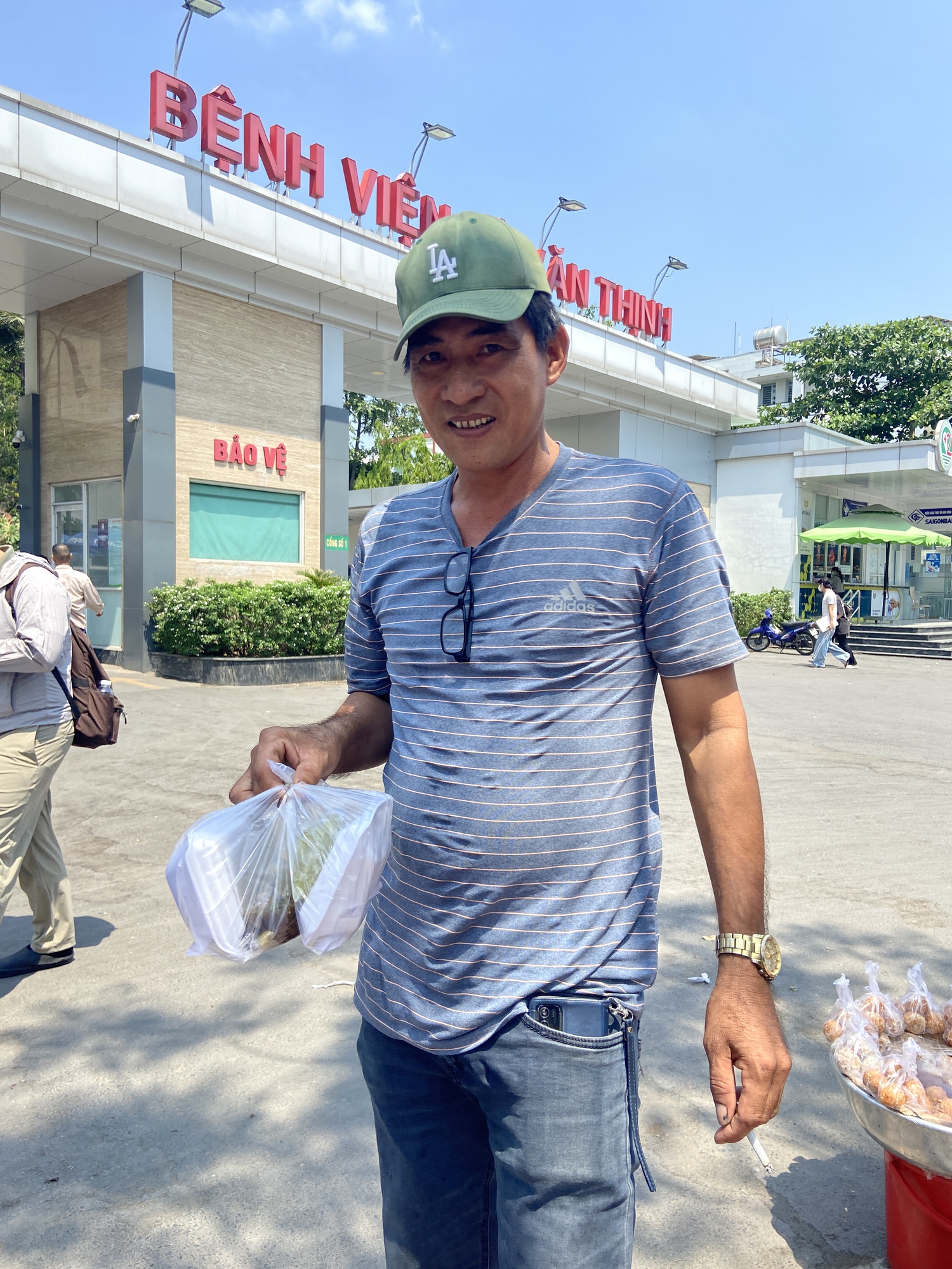 Một ngày theo chân người đàn ông bán vé số vẫn đi phát cơm cho bệnh nhân nghèo: “Thấy mình, cô bác mừng lắm…”- Ảnh 5.