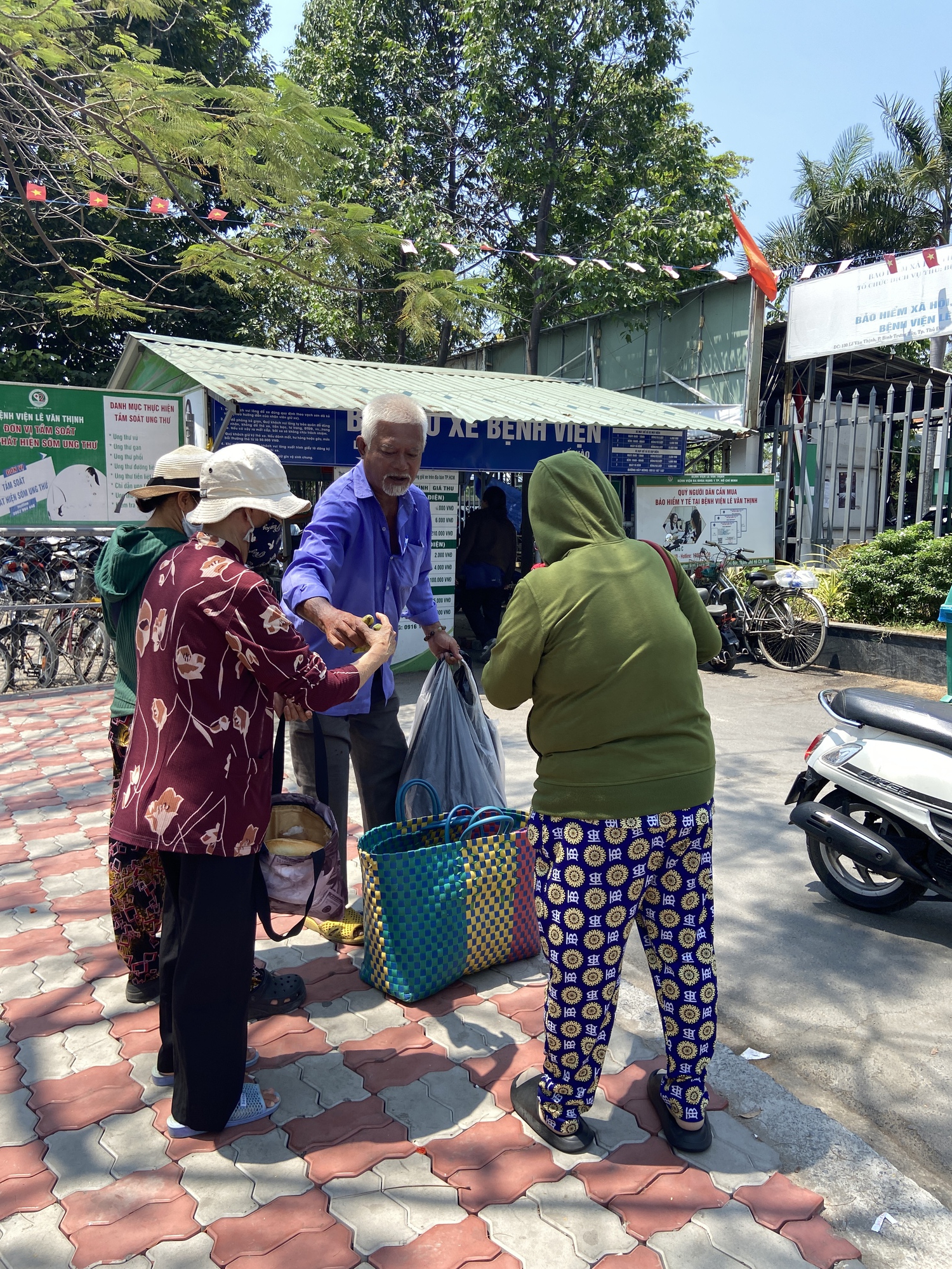 Một ngày theo chân người đàn ông bán vé số vẫn đi phát cơm cho bệnh nhân nghèo: “Thấy mình, cô bác mừng lắm…”- Ảnh 3.