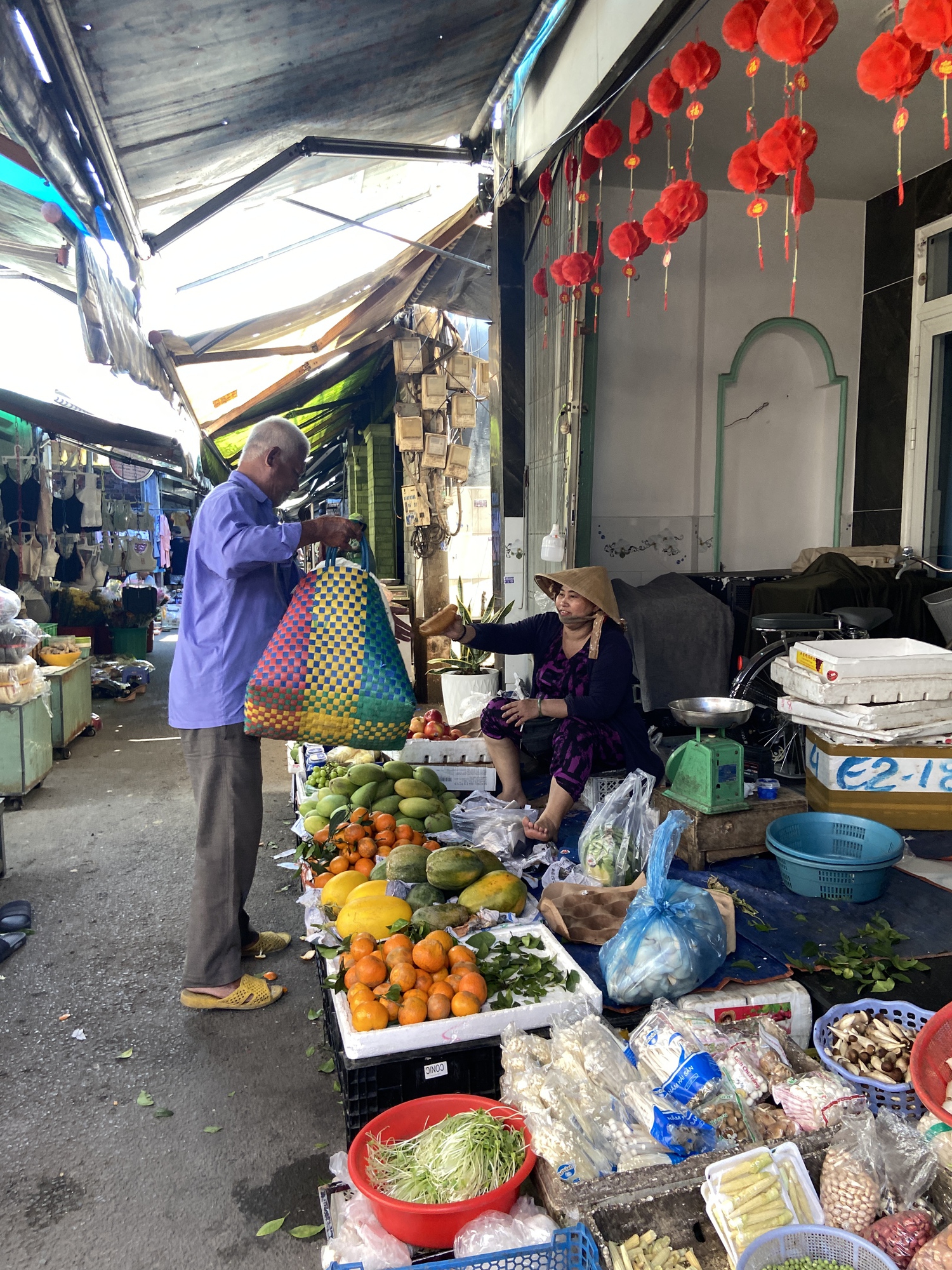 Một ngày theo chân người đàn ông bán vé số vẫn đi phát cơm cho bệnh nhân nghèo: “Thấy mình, cô bác mừng lắm…”- Ảnh 6.