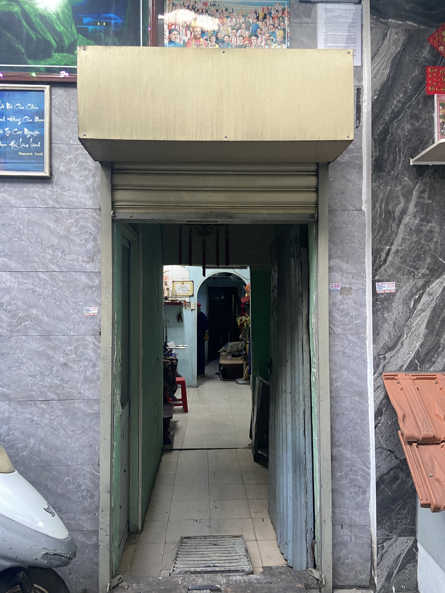 Ăn mặc bảnh bao đi bán vé số, ông lão ở TP.HCM sở hữu “gia tài