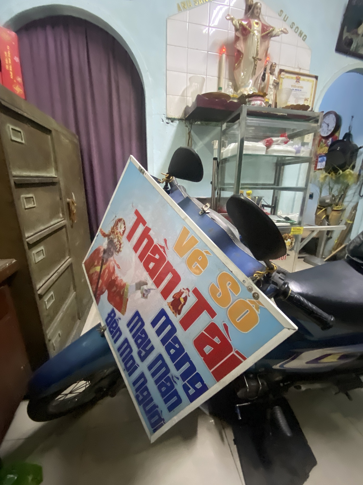 Ăn mặc bảnh bao đi bán vé số, ông lão ở TP.HCM sở hữu “gia tài