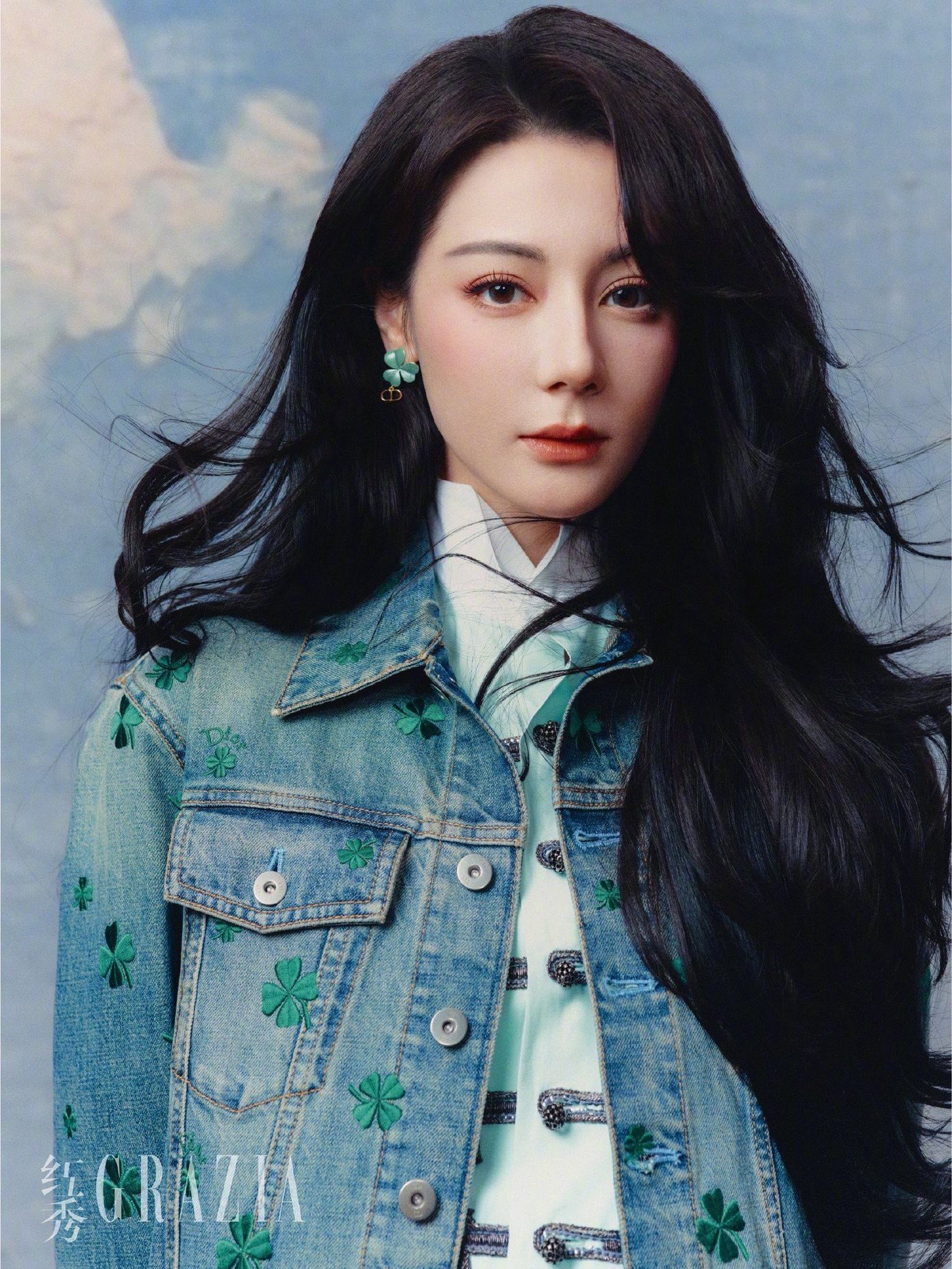 “Địch Lệ Nhiệt Ba có biết xấu hổ không vậy?”- Ảnh 4.