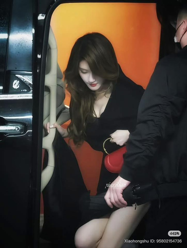 Nể Triệu Lộ Tư: Chỉnh giày thôi cũng tạo khoảnh khắc triệu view, sao nổi tiếng chiếu mệnh rõ ràng!- Ảnh 8.