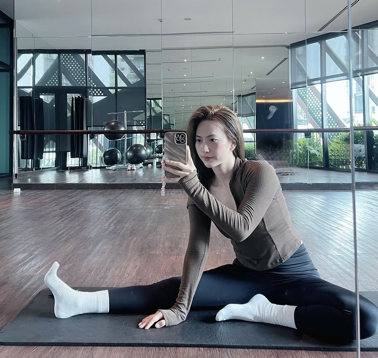 Phương Anh Đào thổi nến theo cách đặc biệt, nhìn là biết giữ dáng có nghề- Ảnh 4.