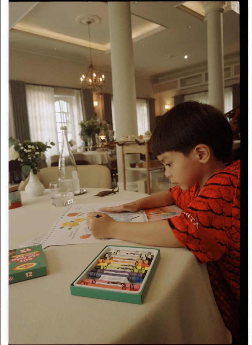 Nhóc tỳ Vbiz lần đầu lộ rõ mặt: Mẹ là ngôi sao hạng A, ông nội là tỷ phú- Ảnh 1.