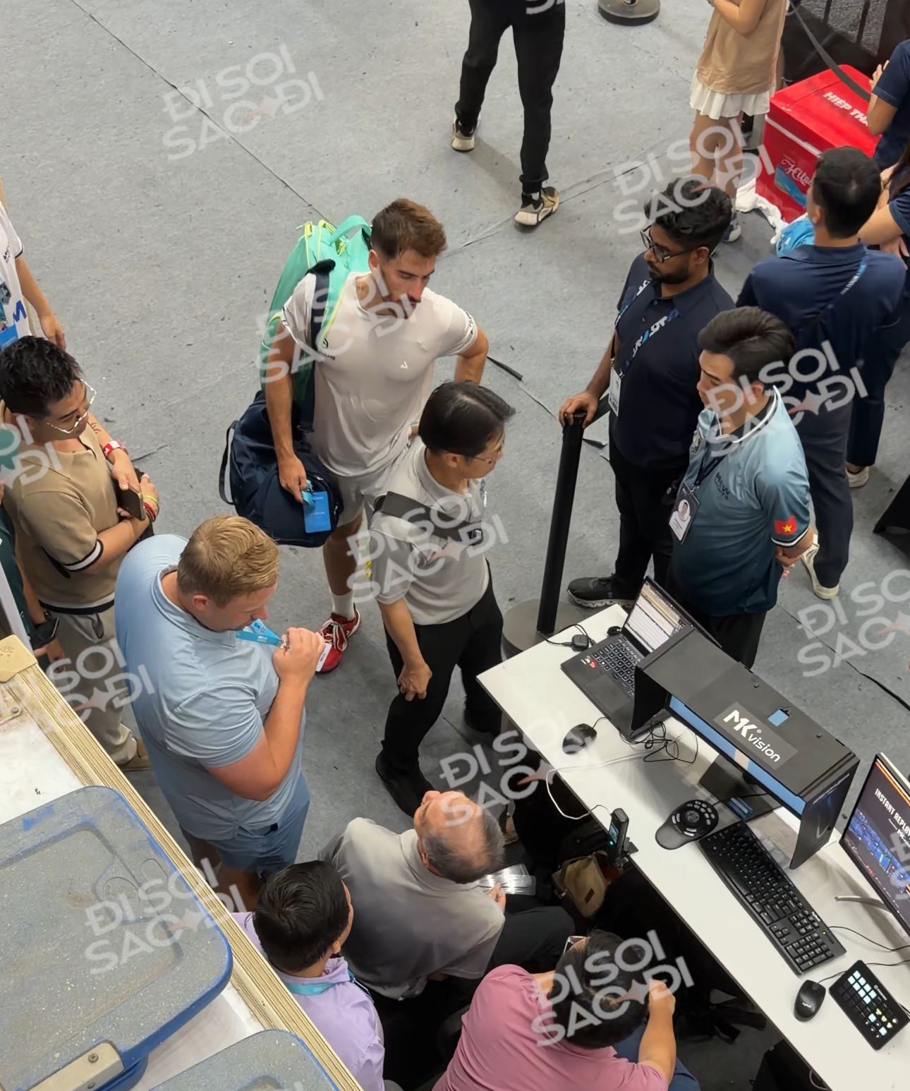 Clip: Thua Vinh Hiển trong ngỡ ngàng, tay vợt Top 2 thế giới tranh luận cực gắt với tổ VAR- Ảnh 1. Clip: Thua Vinh Hiển trong ngỡ ngàng, tay vợt Top 2 thế giới tranh luận cực gắt với tổ VAR- Ảnh 1.