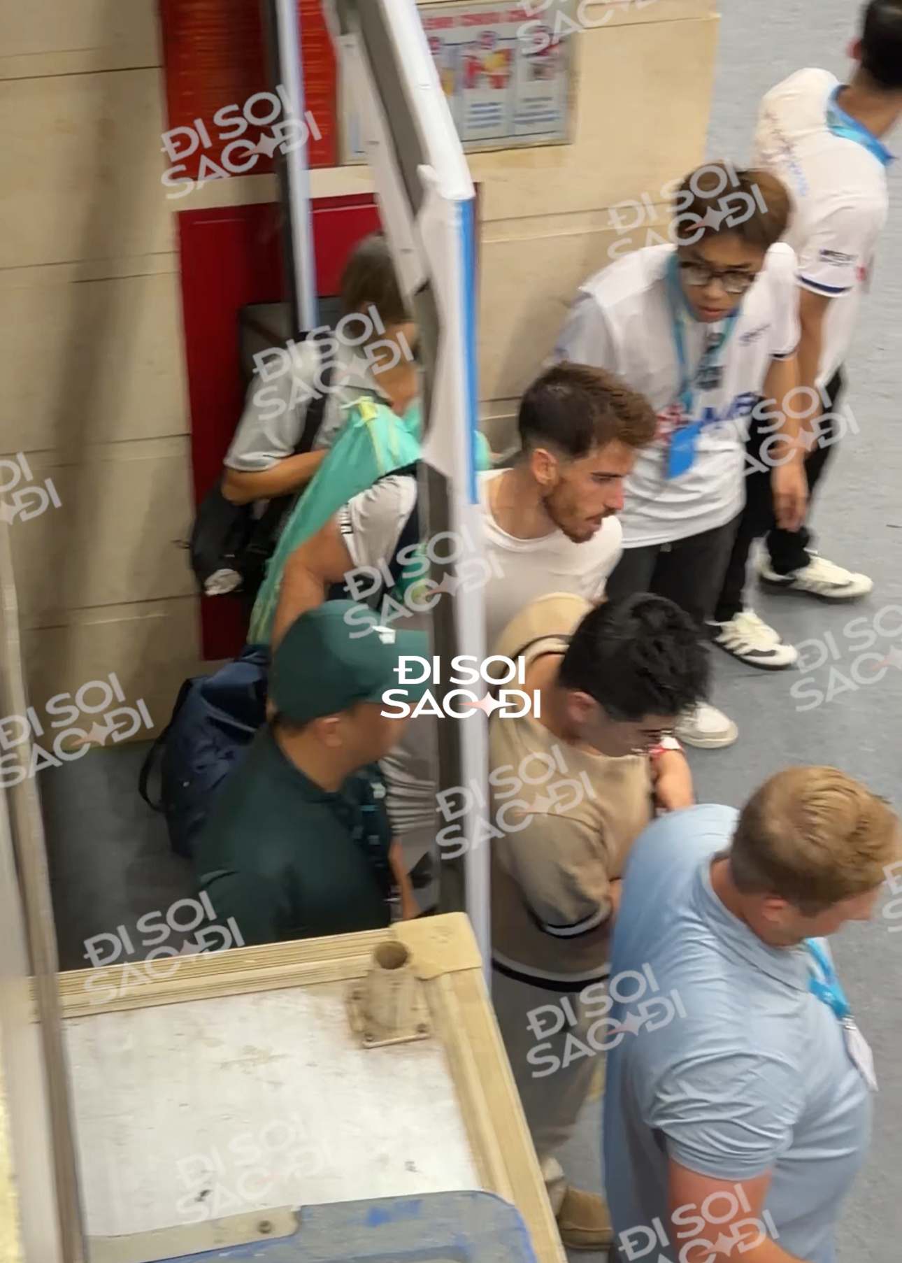 Clip: Thua Vinh Hiển trong ngỡ ngàng, tay vợt Top 2 thế giới tranh luận cực gắt với tổ VAR- Ảnh 4. Clip: Thua Vinh Hiển trong ngỡ ngàng, tay vợt Top 2 thế giới tranh luận cực gắt với tổ VAR- Ảnh 4.