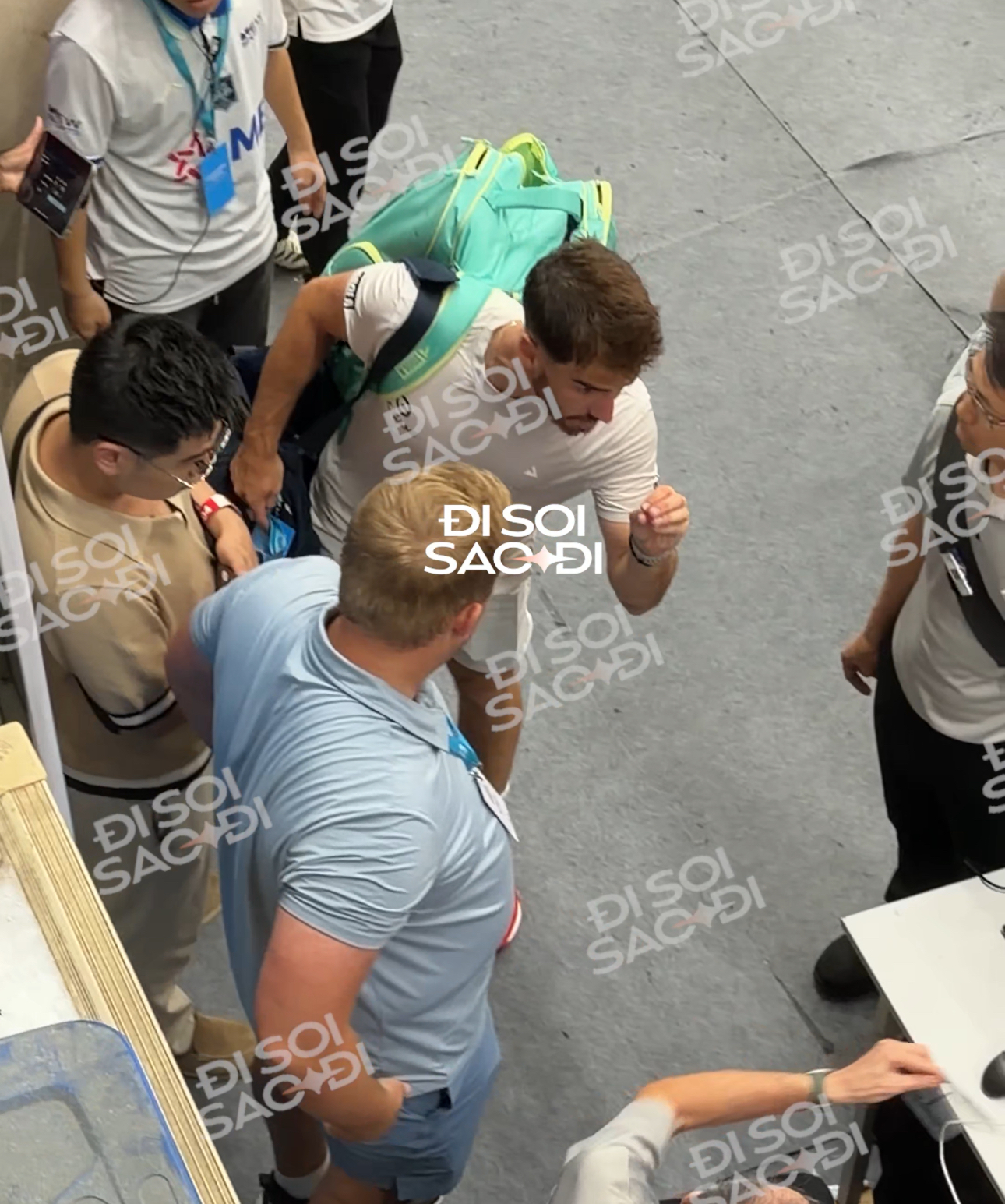 Clip: Thua Vinh Hiển trong ngỡ ngàng, tay vợt Top 2 thế giới tranh luận cực gắt với tổ VAR- Ảnh 3. Clip: Thua Vinh Hiển trong ngỡ ngàng, tay vợt Top 2 thế giới tranh luận cực gắt với tổ VAR- Ảnh 3.