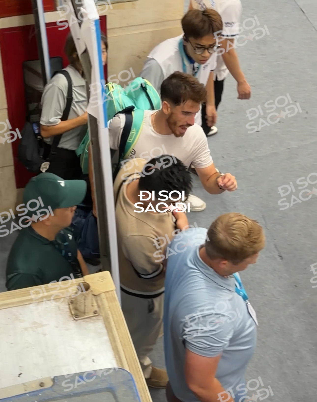 Clip: Thua Vinh Hiển trong ngỡ ngàng, tay vợt Top 2 thế giới tranh luận cực gắt với tổ VAR- Ảnh 2. Clip: Thua Vinh Hiển trong ngỡ ngàng, tay vợt Top 2 thế giới tranh luận cực gắt với tổ VAR- Ảnh 2.