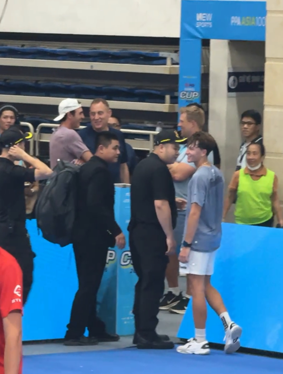 Dở khóc dở cười: Hayden Patriquin mất vợt vì mải mê ăn mừng chiến thắng kịch tính ở PPA Asia 1000- Ảnh 1.