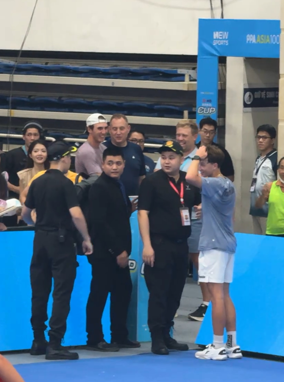 Dở khóc dở cười: Hayden Patriquin mất vợt vì mải mê ăn mừng chiến thắng kịch tính ở PPA Asia 1000- Ảnh 2.