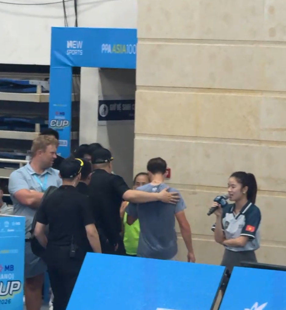 Dở khóc dở cười: Hayden Patriquin mất vợt vì mải mê ăn mừng chiến thắng kịch tính ở PPA Asia 1000- Ảnh 3.