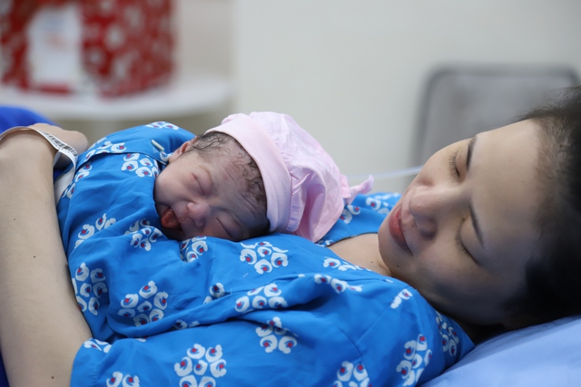 Ba nhóm phụ nữ sinh con được đề xuất nhận hỗ trợ từ 2 triệu đồng - Ảnh 2.