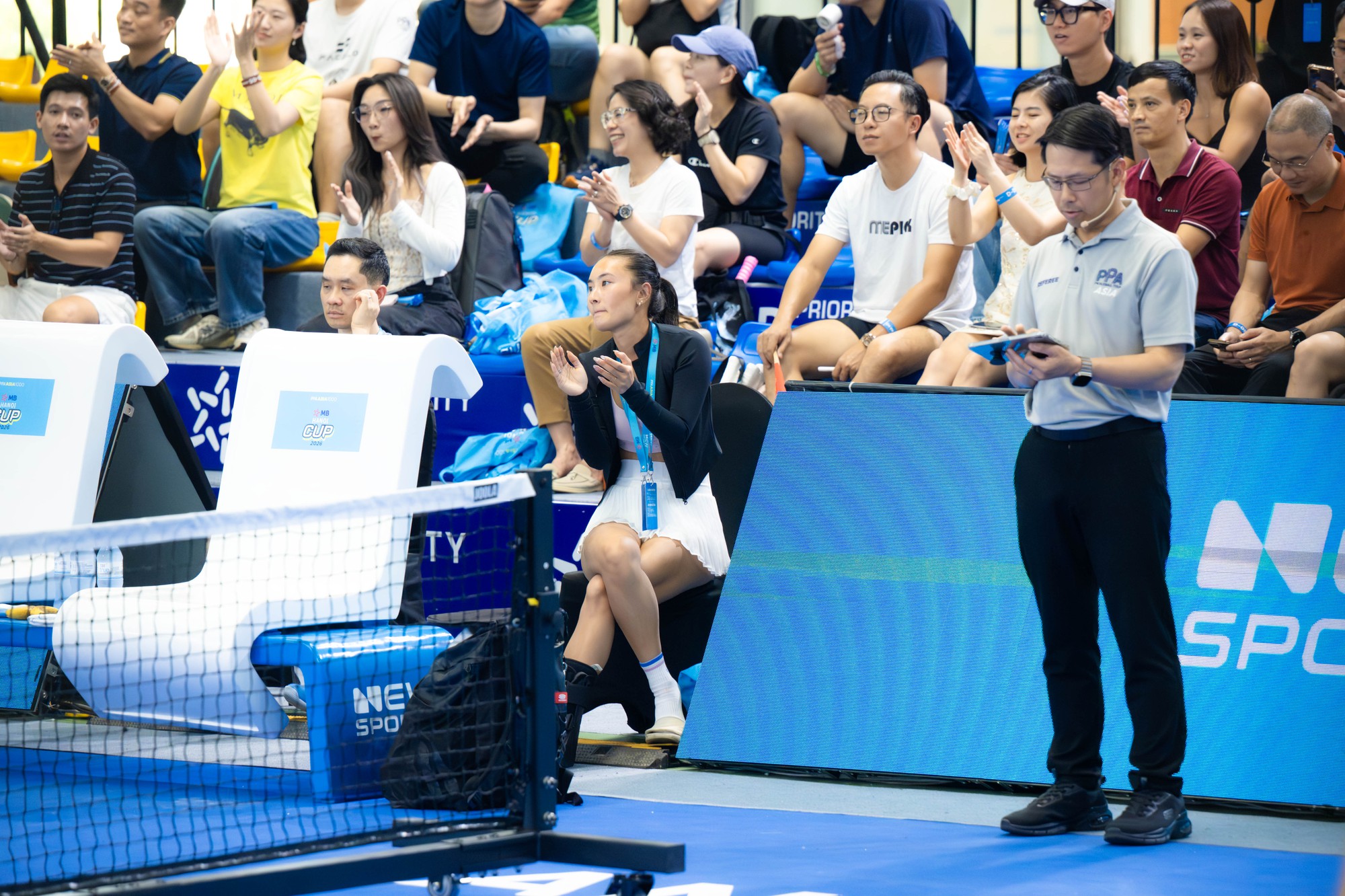 Cận cảnh nàng thơ Alix Trương hoá CĐV cuồng nhiệt cổ vũ nhưng em trai Jonathan lỡ hẹn HCĐ PPA Hanoi- Ảnh 5. Cận cảnh nàng thơ Alix Trương hoá CĐV cuồng nhiệt cổ vũ nhưng em trai Jonathan lỡ hẹn HCĐ PPA Hanoi- Ảnh 5.