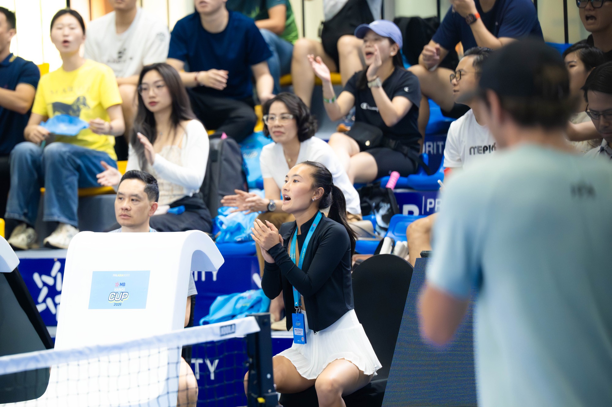 Cận cảnh nàng thơ Alix Trương hoá CĐV cuồng nhiệt cổ vũ nhưng em trai Jonathan lỡ hẹn HCĐ PPA Hanoi- Ảnh 3. Cận cảnh nàng thơ Alix Trương hoá CĐV cuồng nhiệt cổ vũ nhưng em trai Jonathan lỡ hẹn HCĐ PPA Hanoi- Ảnh 3.