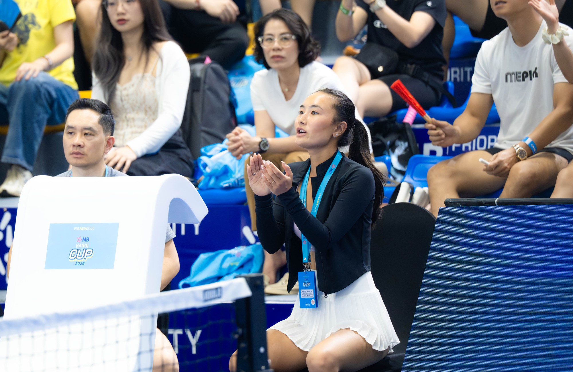 Cận cảnh nàng thơ Alix Trương hoá CĐV cuồng nhiệt cổ vũ nhưng em trai Jonathan lỡ hẹn HCĐ PPA Hanoi- Ảnh 2. Cận cảnh nàng thơ Alix Trương hoá CĐV cuồng nhiệt cổ vũ nhưng em trai Jonathan lỡ hẹn HCĐ PPA Hanoi- Ảnh 2.