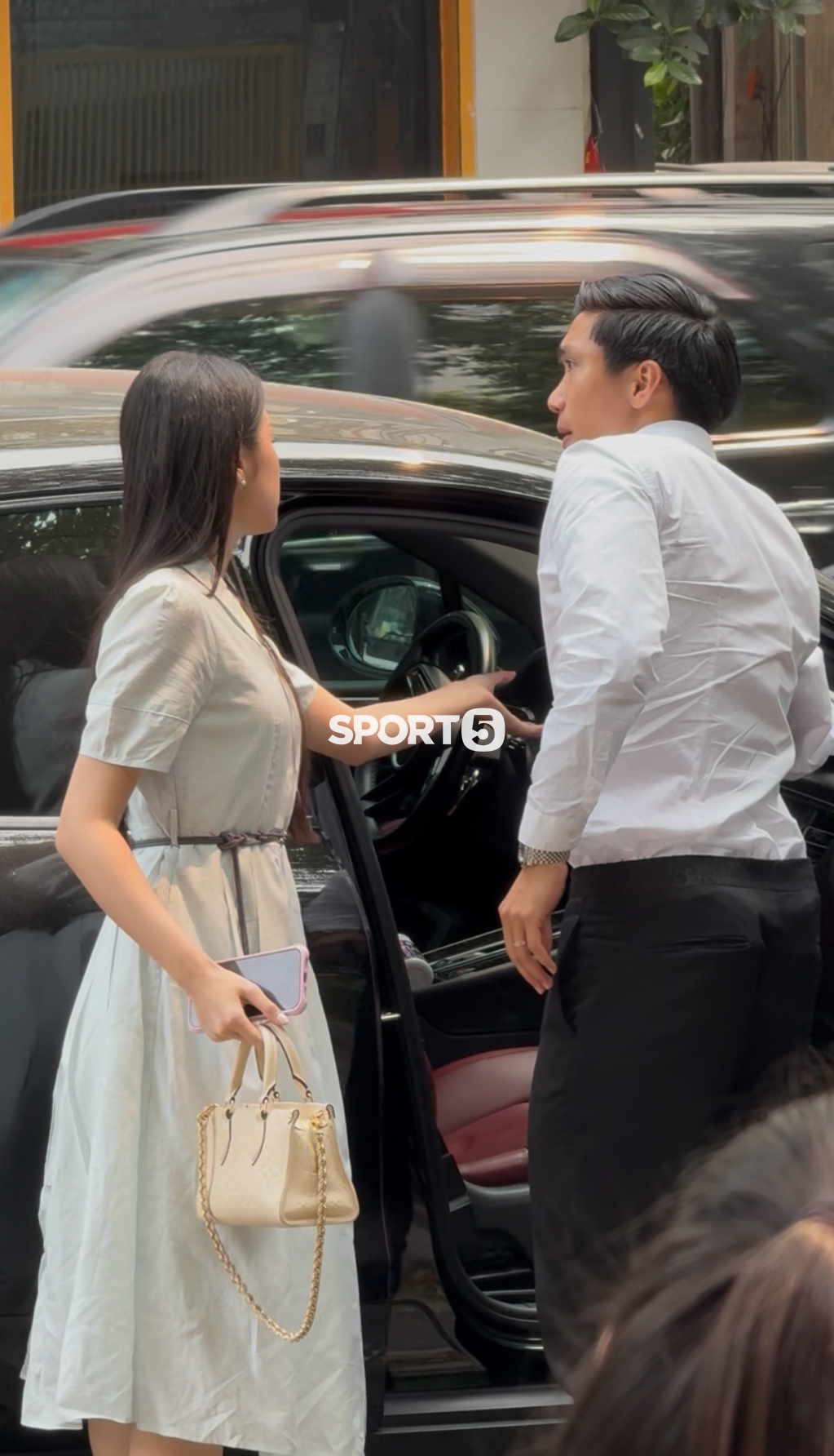 Văn Hậu lái Porsche đưa Doãn Hải My cùng đi gia hạn hợp đồng với CLB CAHN, nàng WAG qua 