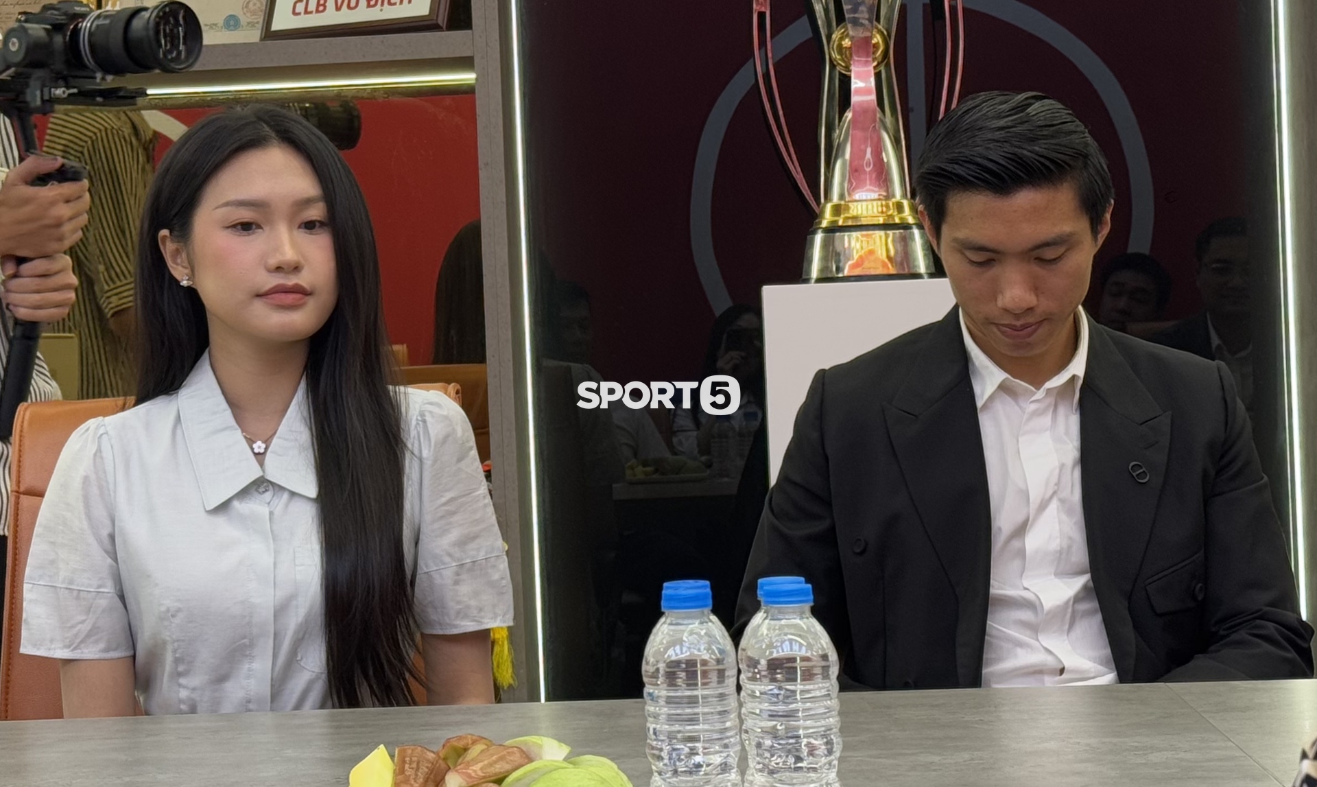 Văn Hậu lái Porsche đưa Doãn Hải My cùng đi gia hạn hợp đồng với CLB CAHN, nàng WAG qua 