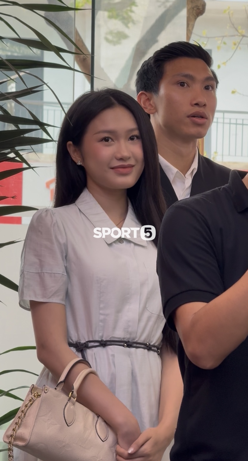 Văn Hậu lái Porsche đưa Doãn Hải My cùng đi gia hạn hợp đồng với CLB CAHN, nàng WAG qua 